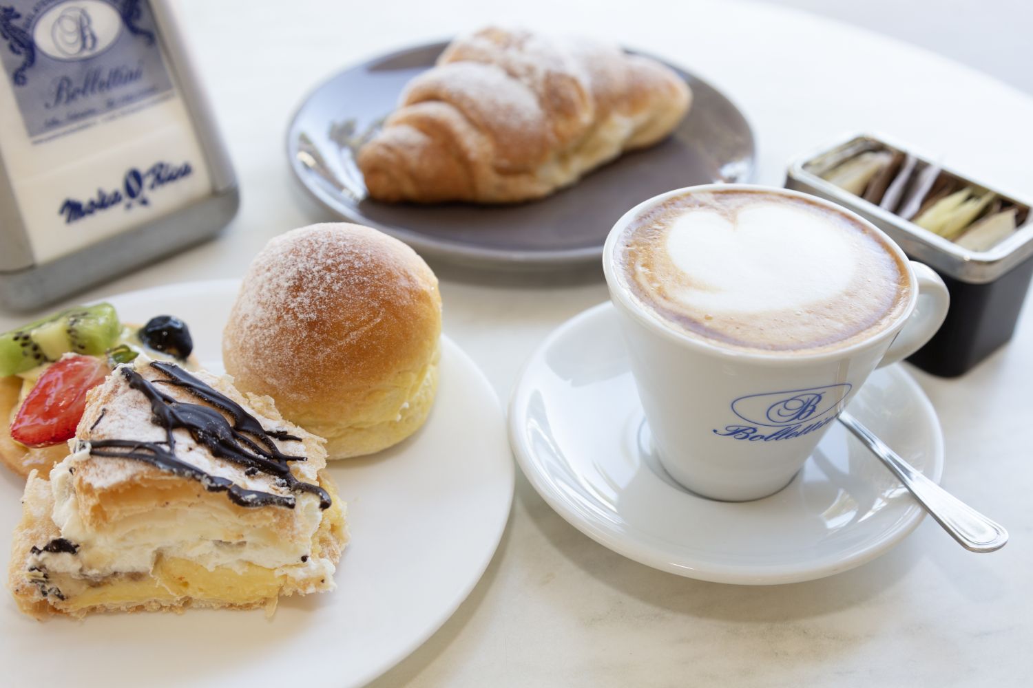 Cappuccino e pasticcini