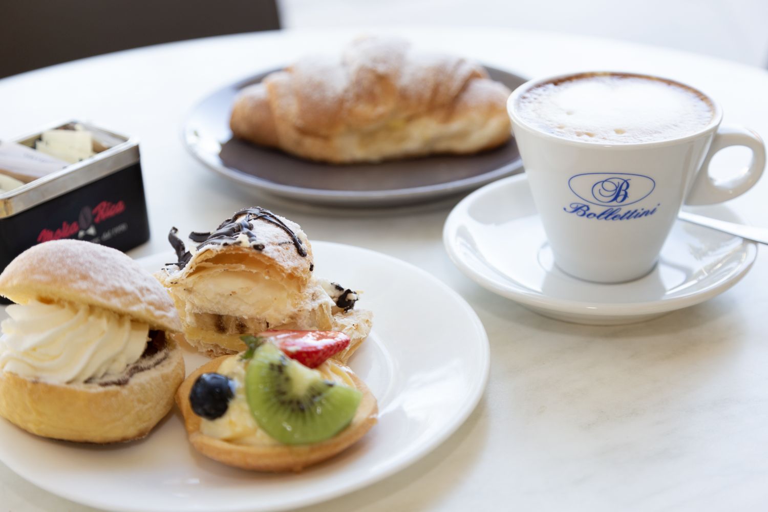 Colazione con cappuccino